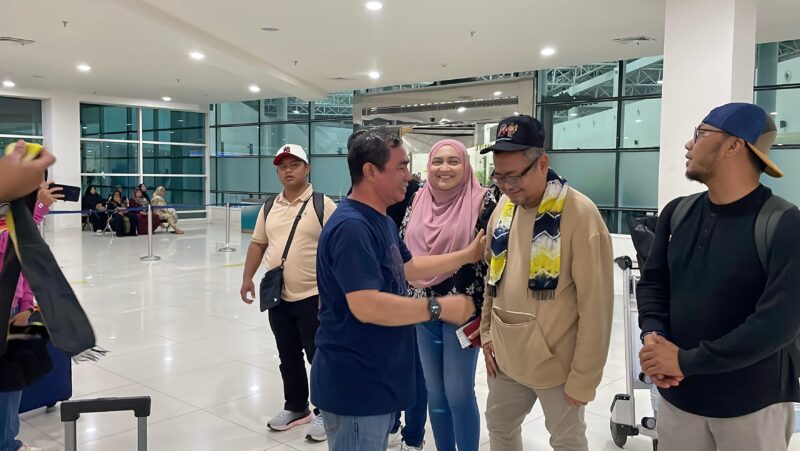 Ketua PWI Kalsel Zainal Helmie menyambut kedatangan delegasi wartawan Malaysia sekaligus mengalungkan slempang dan topi HPN 2025. (Foto : Istimewa)