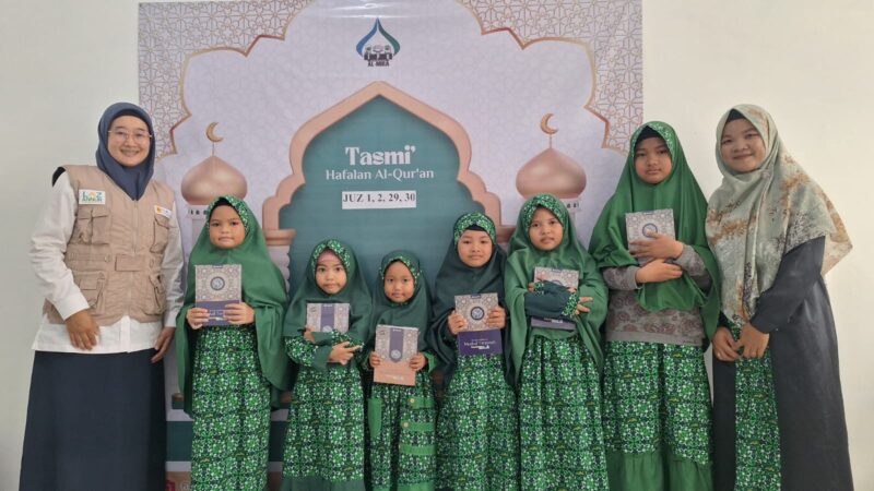 PLN Indonesia Power Unit Bisnis Pembangkitan (UBP) Barito melalui LAZ Nurul Firdaus bersama Srikandi PLN Indonesia Power UBP Barito kembali menyalurkan bantuan Al-Qur’an dan Iqro. (Foto : Istimewa)