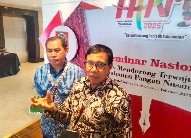 Ketua Umum PWI, Hendry CH Bangun di dampingi Ketua PWI Kalimantan Selatan. Zainal Helmie pada seminar nasional peringatan HPN di Banjarmasin.(Foto : Istimewa)