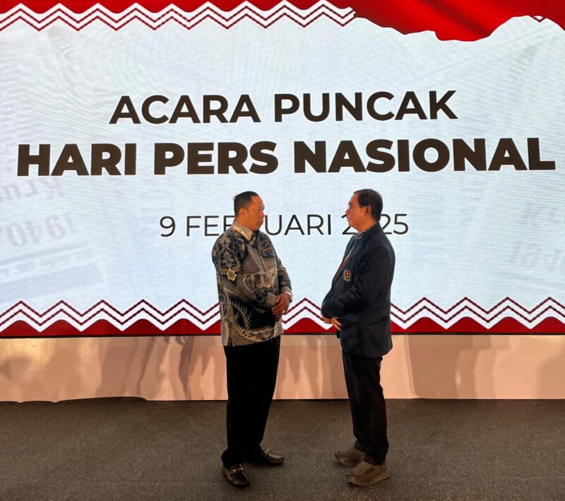  Bupati terpilih Kabupaten Barito Kuala saat berbincang disela pelaksanaan puncak HPN 2025 bersama Ketua PWI Kalsel, Zainal Helmie.(Foto : Istimewa)