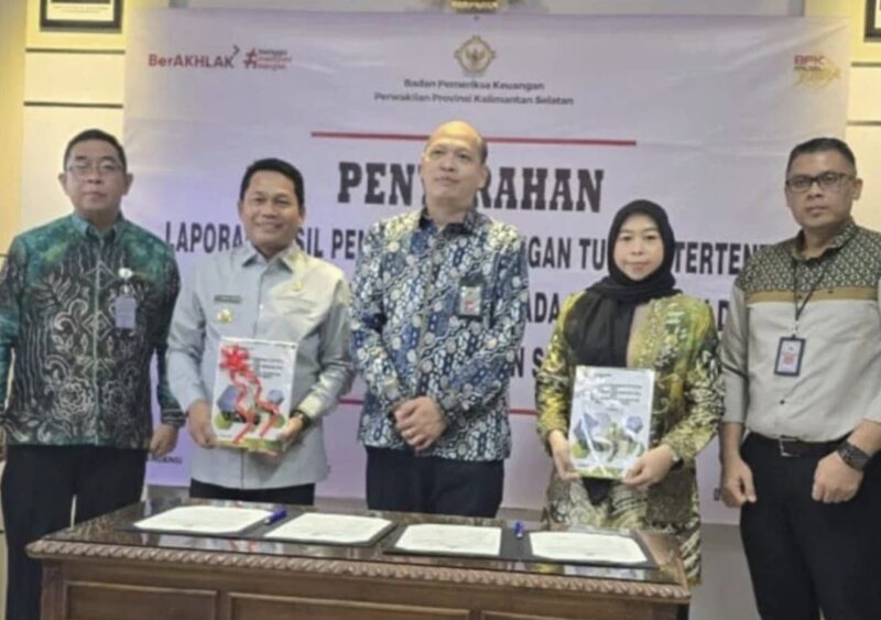 Bupati Kabupaten Balangan Abdul Hadi dan Ketua DPRD Balangan Hj LIndawati menerima LHP. (Foto : Istimewa)