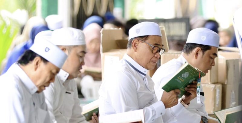 Pembagian Al-Qur’an sebagai upaya pemerintah daerah untuk memberikan pendekatan spiritual khususnya kepada pegawai daerah Tanah Bumbu. (Foto : Istimewa)