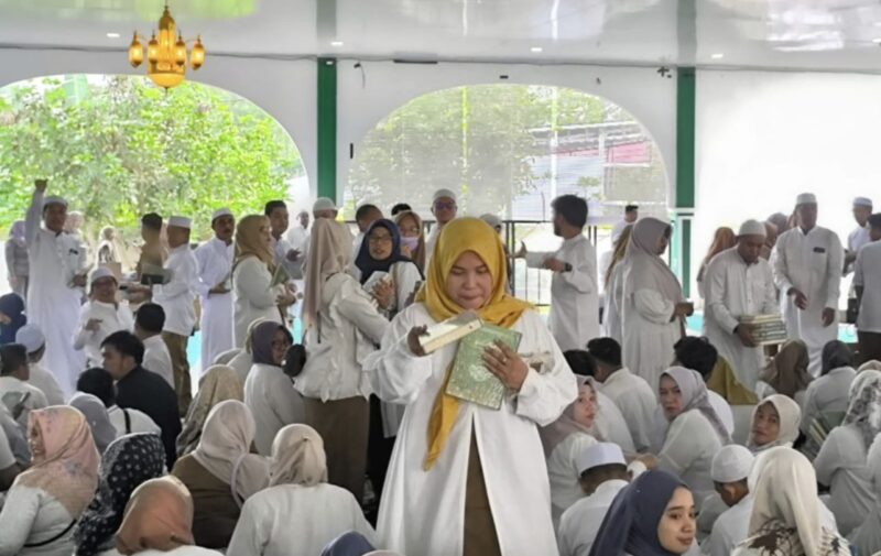 Pembagian Al-Qur’an kepada para pegawai di lingkup Pemerintah Kabupaten Tanah Bumbu sebagai bagian dari upaya memperkuat nilai-nilai keislaman. (Foto : Istimewa)