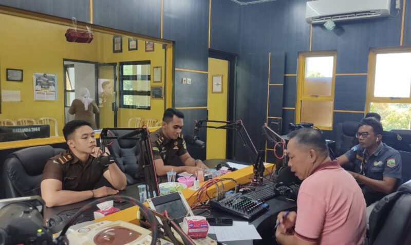 Talkshow program Jaga Desa atau Jaksa Garda Desa dihadiri Kejaksaan Negeri Kabupaten Kotabaru melalui Kepala Subseksi (Kasubsi) Intelijen  Mufti Mukarromi, dan Staf Inteiljen Muhammad Noor Fauzi. (Foto : Istimewa)