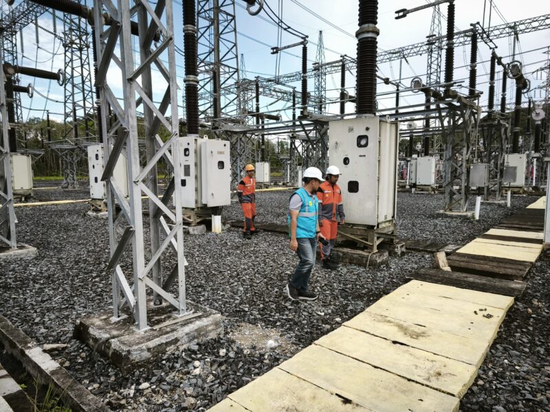 Tim PLN melakukan inspeksi di Gardu Induk Bengkayang guna memastikan keandalan sistem kelistrikan. Dengan kerja sama dan ketelitian, terus berupaya menjaga pasokan listrik tetap stabil bagi masyarakat selama perayaan Cap Go Meh 2025 di kota Singkawang.