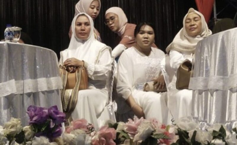 Ketua DPRD Kotabaru, Suwanti, berhadir pada perayaan tahun baru di Siring Lut Kotabaru. (Foto : Istimewa)