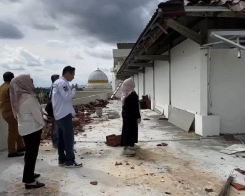 Ketua DPRD Kotabaru Lakukan Pengecekan Kantor DPRD di Sebelimbingan didampingi sejumlah anggota dewan dan staf sekretariat. (Foto : Istimewa)