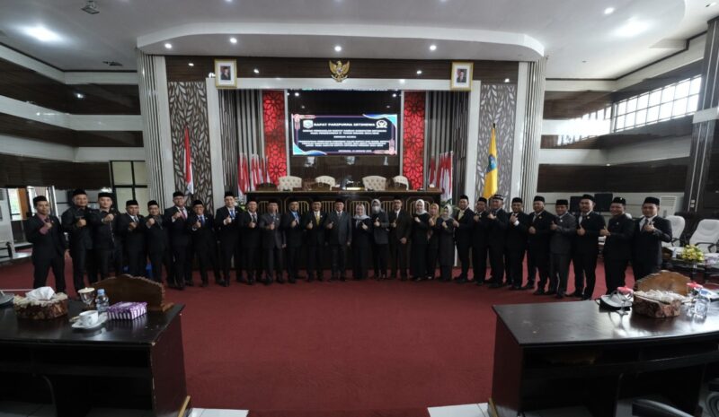 Foto bersama usai rapat paripurna dengan agenda pengumuman penetapan pasangan Bupati dan Wakil Bupati Kotabaru terpilih untuk periode 2025-2030. (Foto : Istimewa)