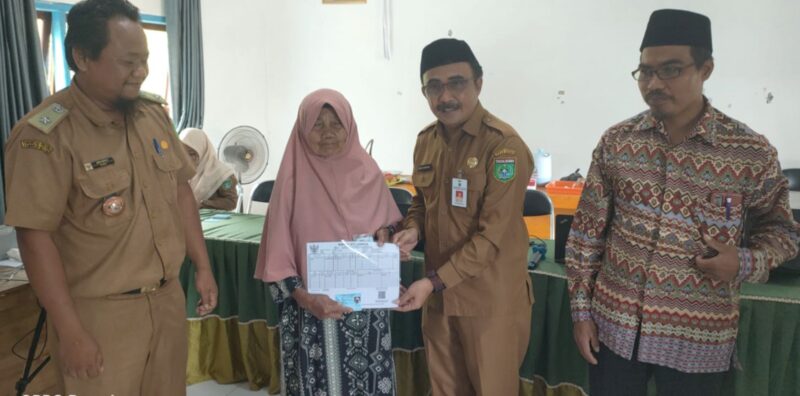 Disdukcapil Kabupaten Tanah Bumbu memperbarui data kependudukan dan memberikan pelayanan kepada masyarakat. (Foto : Istimewa)
