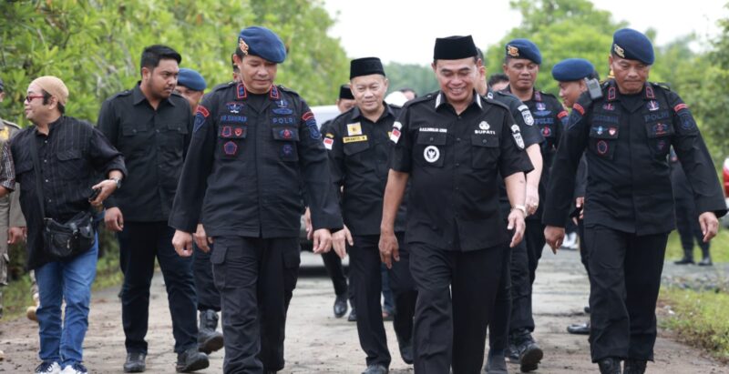 Bupati Kabupaten Tanah Bumbu, HM Zairullah Azhar saat berada di Markas Komando (Mako) Batalyon B Pelopor. (Foto : Istimewa)