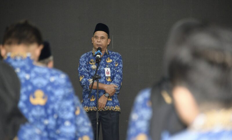 Pj. Bupati Barito Kuala, Dinansyah menjadi Pembina apel Senin yang diselenggarakan di lingkungan Pemerintah Kabupaten di Aula Selidah. (Foto : Istimewa)