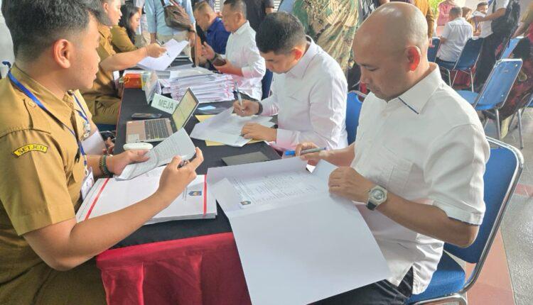 Bupati dan Wakil Bupati Kabupaten Tanah Bumbu terpilih mengisi form registrasi pendaftaran pemeriksaan kesehatan. (Foto : Istimewa)