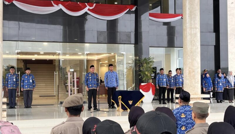 Bupati Kotabaru H. Sayed Jafar Alaydrus memimpin Aple Hari Kesadaran Nasional (HKN) sekaligus berpamitan setelah dua periode menjabat sebagai kepala daerah. (Foto : Istimewa)