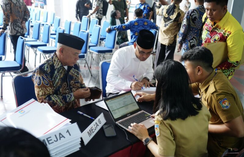 Bupati Kotabaru dan Wakil Bupati Kotabaru terpilih, H. Muhamamd Rusli dan Syairi Mukhlis melaksanakan registrasi. (Foto : Istimewa)
