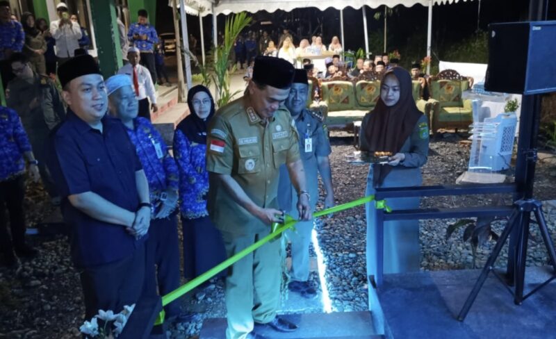 Zairullah Azhar melakukan pengguntingan pita tanda diresmikannya gedung barang bukti, dan peresmian sekretariat PPNS di Dinas Satpol PP dan Damkar Tanah Bumbu. (Foto : Istimewa)