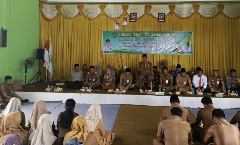 Bupati Tanah Bumbu Zairullah Azhar mendapatkan sambutan hangat saat berkunjung ke Kecamatan Sungai Loban. (Foto : Istimewa)