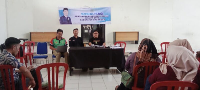 Anggota DPRD Kabupaten Balangan Saiful Arif Sosialisasikan Raperda Inisiatif kepada Warga. (Foto : Istimewa)