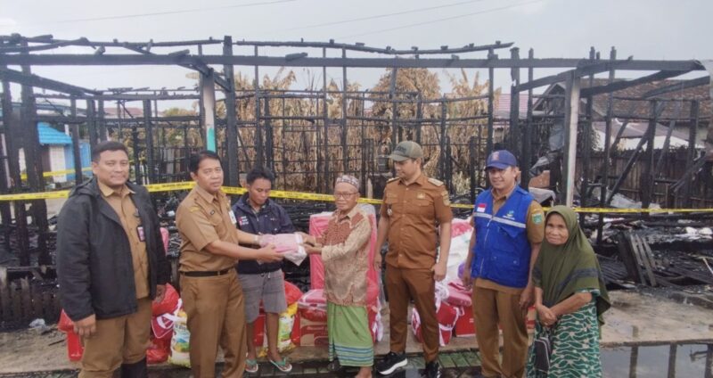Dinas Sosial Kabupaten Tanah Bumbu menyerahkan bantuan kepada tiga Kepala Keluarga (KK) korban kebakaran di Jalan Pelita Tiga, Kelurahan Kampung Baru. (Foto : Istimewa)