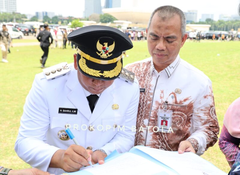 Bupati Barito Kuala, H Bahrul Ilmi menandatangani surat keputusan terkait pinjaman dana tanpa bunga pupuk bersubsidi. (Foto : Istimewa)