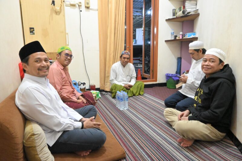 Hasnuryadi Sulaiman mewakili keluarga besar Hasnur Group saat bersilaturahmi dengan KH Muhammad As’aduddin atau Guru As’ad di Jalan Belakang Masjid Jami, Kelurahan Antasan Kecil Timur. (Foto : Istimewa)