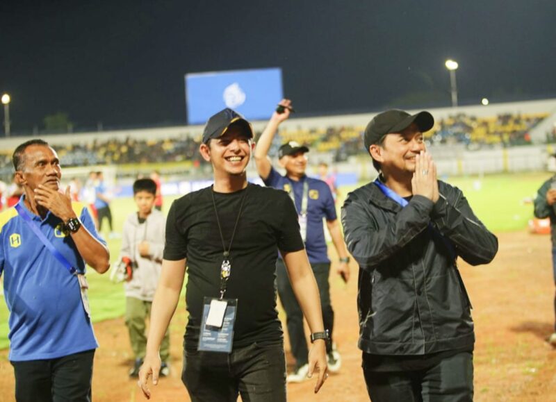 CEO PS Barito Putera Hasnuryadi Sulaiman menyapa ribuan suporter usai laga menghadapi bali United di Stadion Demang Lehman, Martapura. (Foto : Istimewa)