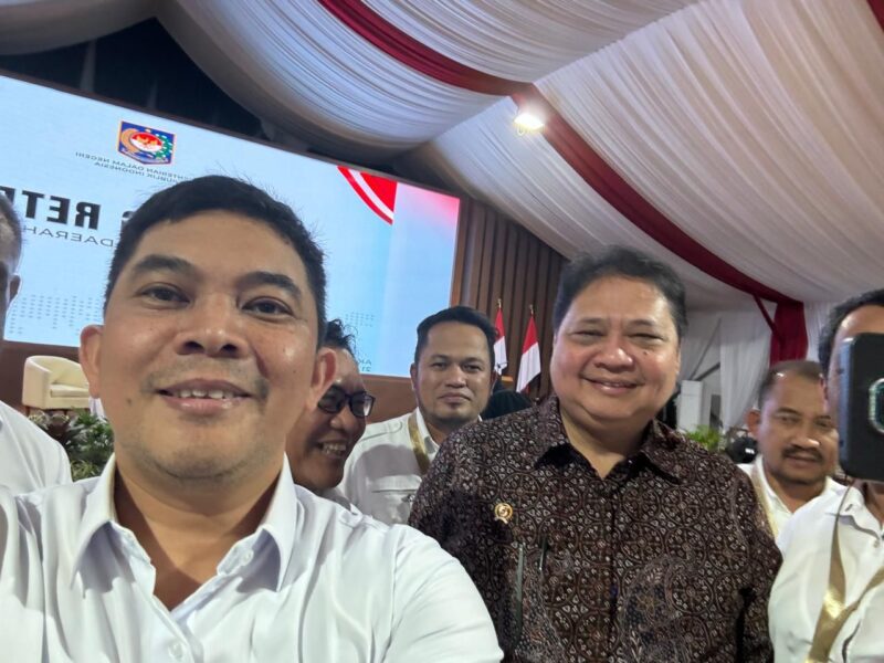 Bupati Kabupaten Tanah Bumbu, Andi Rudi Latif menyempatkan berselfi dengan Airlangga Hartarto. (Foto : Istimewa)
