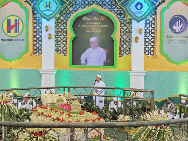 Wakil Gubernur Kalsel, H Hasniryadi Sulaiman menyampaikan sambutan Haul ke-10 H Abduusamad Sulaiman bin H Basirun si Kompleks Kubah Datu Abdussamad, Marabahan, Kabupaten Barito Kuala (Batola). (Foto : Istimewa)
