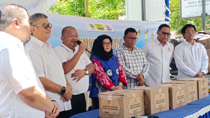 Direksi Hasnur Group, Yuni Abdi Nur Sulaiman menyerahkan bantuan 500 paket Ramadan ke Kadim Kalsel. (Foto : Istimewa)