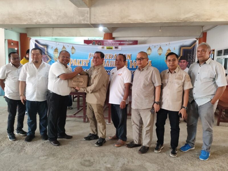Penyerahan paket bantuan ramadan oleh Hasnur Grouo ke PWI Kalsel yang diserahkan langsung Yuni Abdi Nur Sulaiman kepada Ketua PWI Kalsel, Zainal Helmie. (Foto : Istimewa)