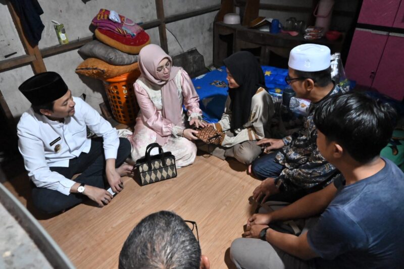 Hasnuryadi Sulaiman didampingi istri berkunjung sekaligus memberikan bantuan tali asih kepada Fitri. (Foto : Istimewa)