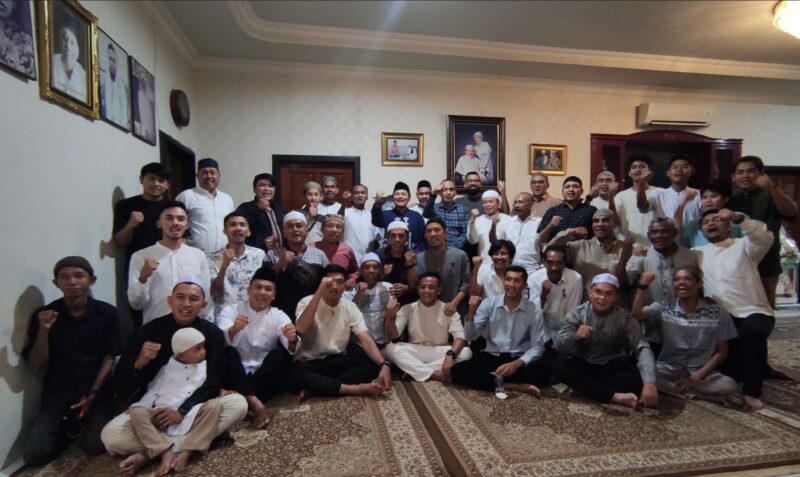 Momen kebersamaan dan saling memaafkan pada acara halal bihalal dan open house keluarga besar Hasnur Group di kediaman Founder Hasnur Group. (Foto : Istimewa)