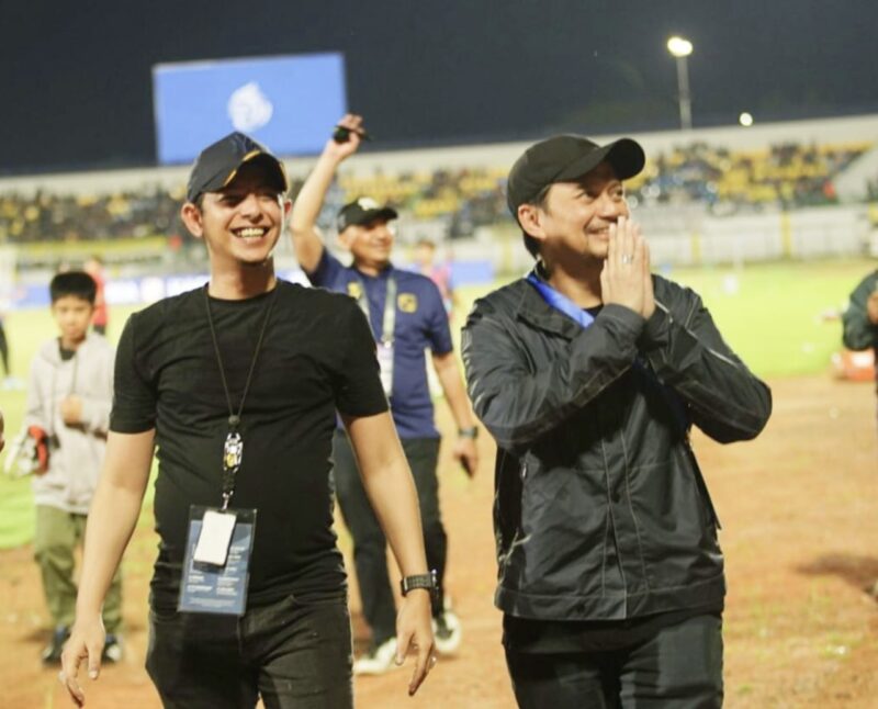 CEO PS Barito Putera, Hasnuryadi Sulaiman bersama Habib Rifky saat menyapa supoter usai Laskar Antasari mengalahkan Bali United di Stadion Demang Lehman. (Foto : Istimewa)