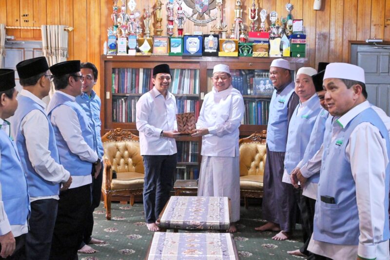 Penyerahan bantuan Takmil Ramadan kepada pengurus Mesjid Sabilah Muhtadi. (Foto : Istimewa)