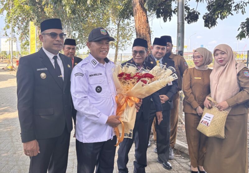 Penyambutan kedatangan Bupati Kotabaru di Bumi Saijaan oleh Wakil Bupati Syairi Mukhlis, bersama Pj.Sektetaris Daerah, Asisten, Forkopimca, Camat. (Foto : Istimewa)