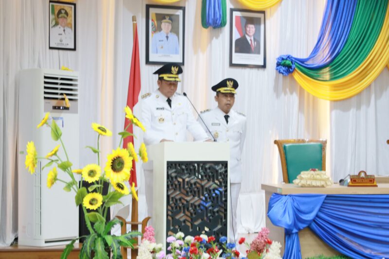 Bupati dan Wakil Bupati Barito Kuala, Bahrul Ilmi dan Herman Susilo saat menghadiri rapat Paipurna di DPRD Batola.(Foto : Istimewa)