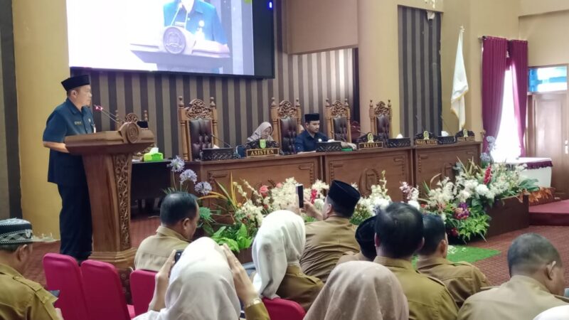Asisten Perekonomian dan Pembangunan, Eryanto Rais membacakan sambutan Bupati Tanah Bumbu pada rapat Paripurna DPRD Tanah Bumbu dalam rangka penyampaian Rancangan Peraturan Daerah (Raperda) Riset dan Inovasi Daerah. (Foto : Istimewa)