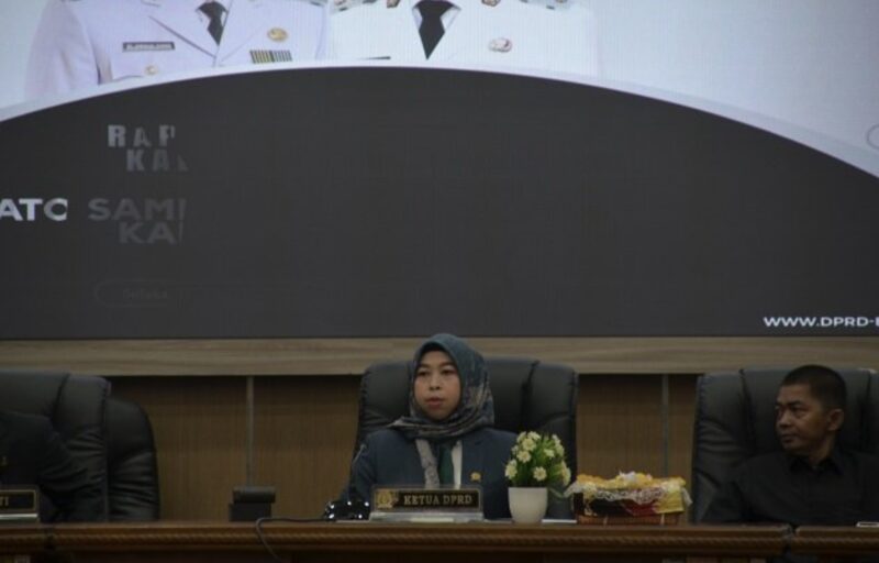 Ketua DPRD Kabupaten Balangan, Hj. Linda Wati mengucapkan selamat kepada H Abdul Hadi dan H Akhmad Fauzi dan siap bekerjasama membangun daerah. (Foto : Istimewa)