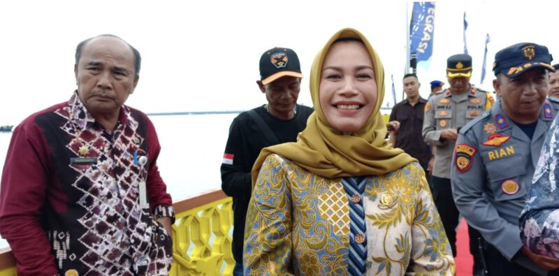 Suwanti, Ketua DPRD Kotabaru mengikuti rangkaian penanaman pohon bersama Pemkab Kotabaru. (Foto : Istimewa)