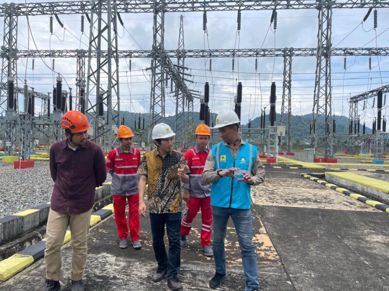 Manager Unit Pelaksana Transmisi (UPT) Pontianak, Darul Irfan, meninjau kesiapan interkoneksi Sistem Kalimantan - Sistem Ketapang di Gardu Induk (GI) Ketapang.