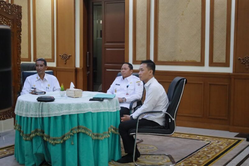 Bupati Barito Kuala, H. Bahrul Ilmi, mengikuti zoom meeting kegiatan Peluncuran Indikator Indeks Pencegahan Korupsi Daerah (IPKD) MCP Tahun 2025. (Foto : Istimewa)