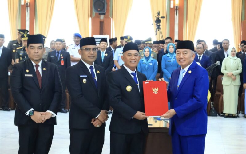 Bupati dan Wakil Bupati Kotabaru, H. Muhammad Rusli dan Syairi Mukhlis menerima surat keputusan (SK) Mentri Dalam Megeri (Mendagri). (Foto : Istimewa)