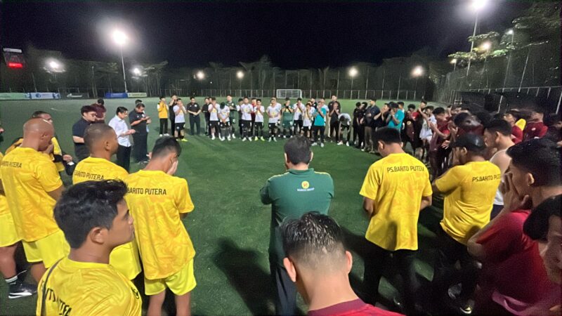 Doa bersama PS Barito Putera dan Persenus Nusantara usai menggelar latihan bersama di Lapangan Green Yakin Soccerfield. (Foto : Istimewa)