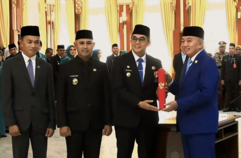 Bupati Tanah Bumbu, Andi Rudi Latif, dan Wakil Bupati H. Bahsanuddin menerima surat keputusan (SK) Menteri Dalam Negeri (Mendagri) terkait pengesahan dan pengangkatan Kepala Daerah dan Wakil Kepala Daerah. (Foto : Istimewa)