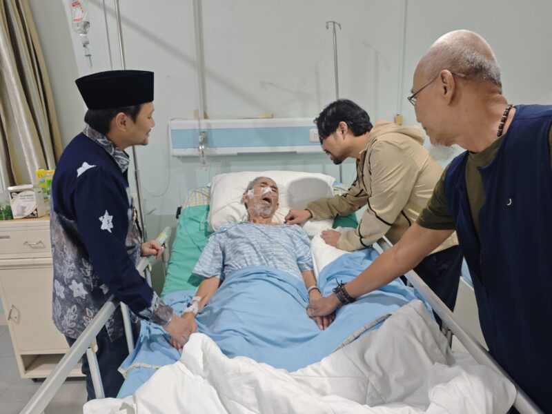 Wakil Gubernur Kalsel, Hasnuryadi Sulaiman membesuk Ketua Umum PS Barito Putera H Gusti Rusdi Effendi di rumah sakit. (Foto : Istimewa)