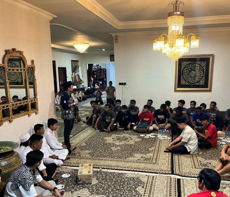 Owner Barito Putera, Hasnuryadi Sulaiman menyampaikan sambutan pada buka puasa bersama keluarga besar Bartio Putera dan Persenus Nusantara. (Foto : Istimewa)