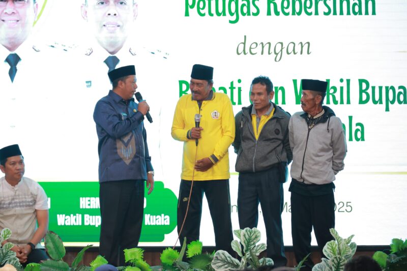 Bupati Barito Kuala, H. Bahrul Ilmi berjanji untuk segera mengambil langkah konkret dalam memenuhi kebutuhan petugas kebersihan.(Foto : Istimewa)