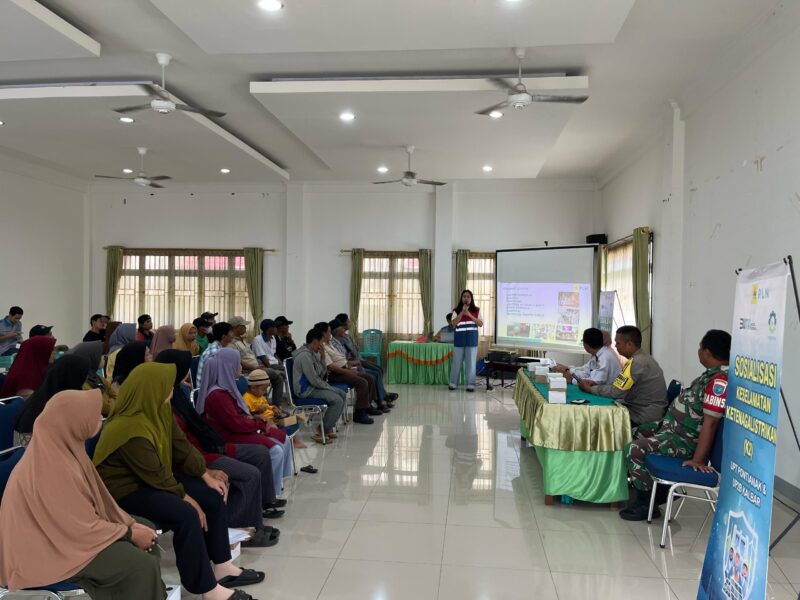 Potret Srikandi PLN UPT Pontianak sosialisasikan pentingnya keselamatan ketenagalistrikan kepada warga Kelurahan Saigon, Kec. Pontianak Barat.