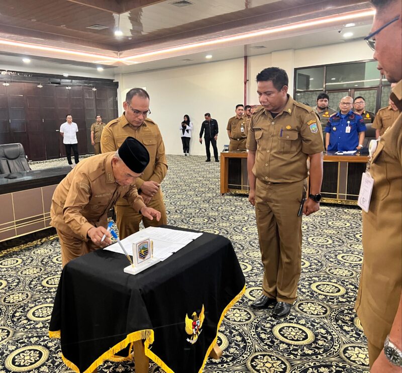 Bupati Kotabaru H. Muhammad Rusli menandatangani piagam audit Internal atau (Internal Audit Charter) Tata Kelola Pemerintahan. (Foto : Istimewa)