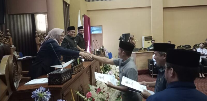 Rapat Paripurna DPRD Tanbu dalam rangka pandangan umum fraksi terhadap Raperda Riset dan Inovasi Daerah. (Foto : Istimewa)