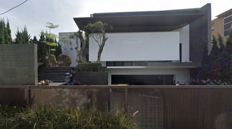 Penampakan rumah Riduan Kamil yang digeledah KPK terkait dugaan korupsi pengadaan iklan. (Foto : Istimewa)